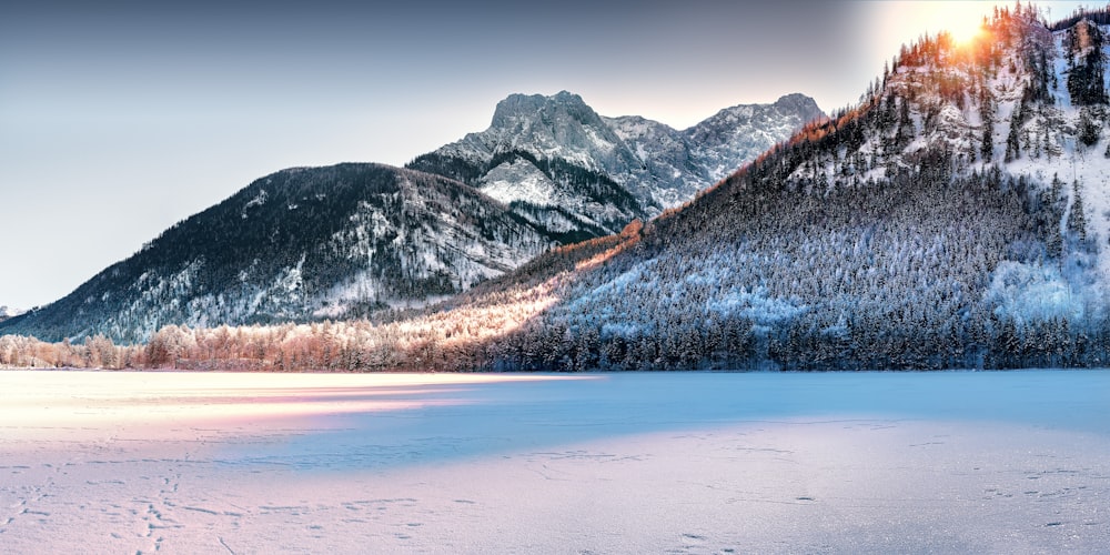 Catena montuosa e campo innevato foto