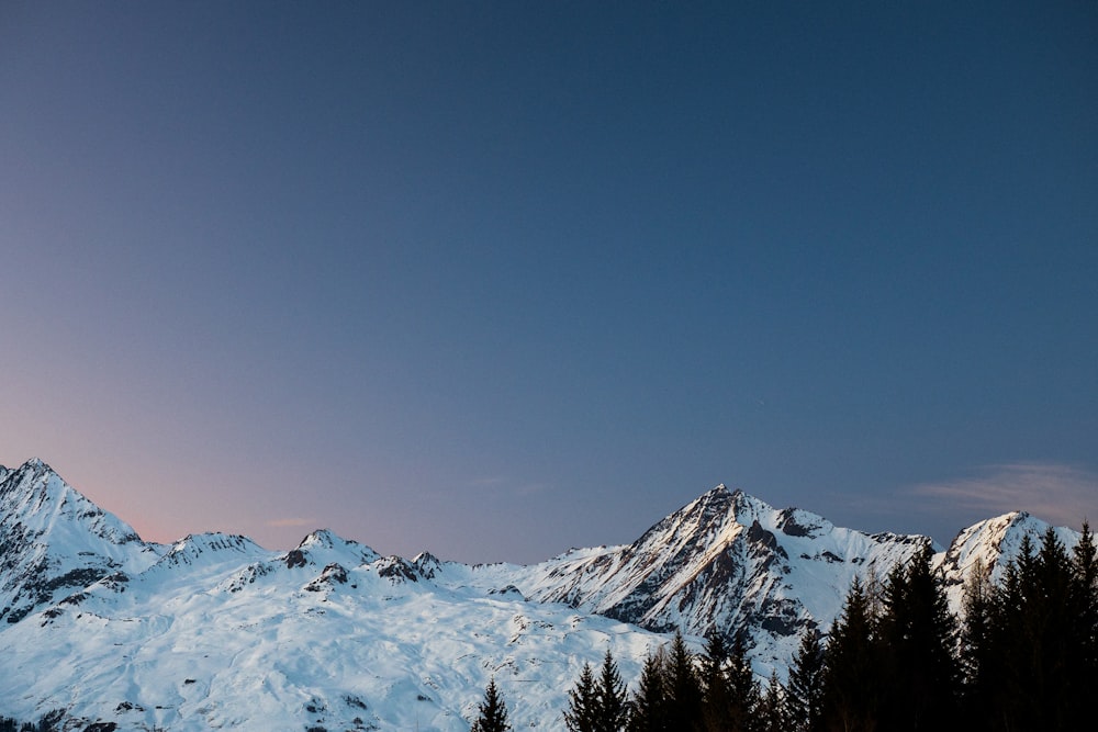 Fotografía de paisaje de montaña nevada