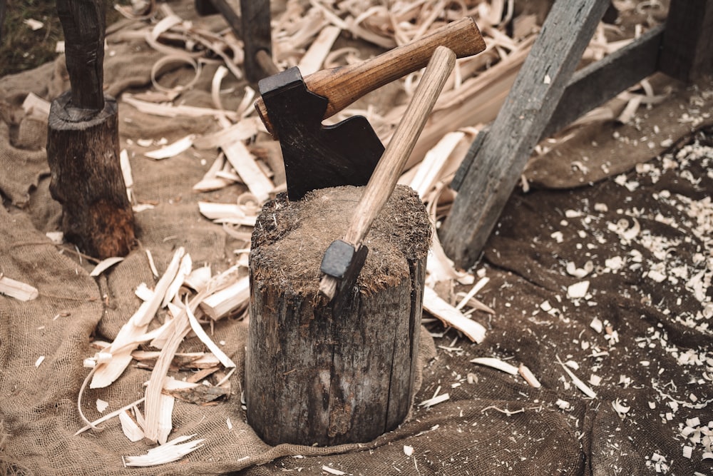 deux haches sur bois