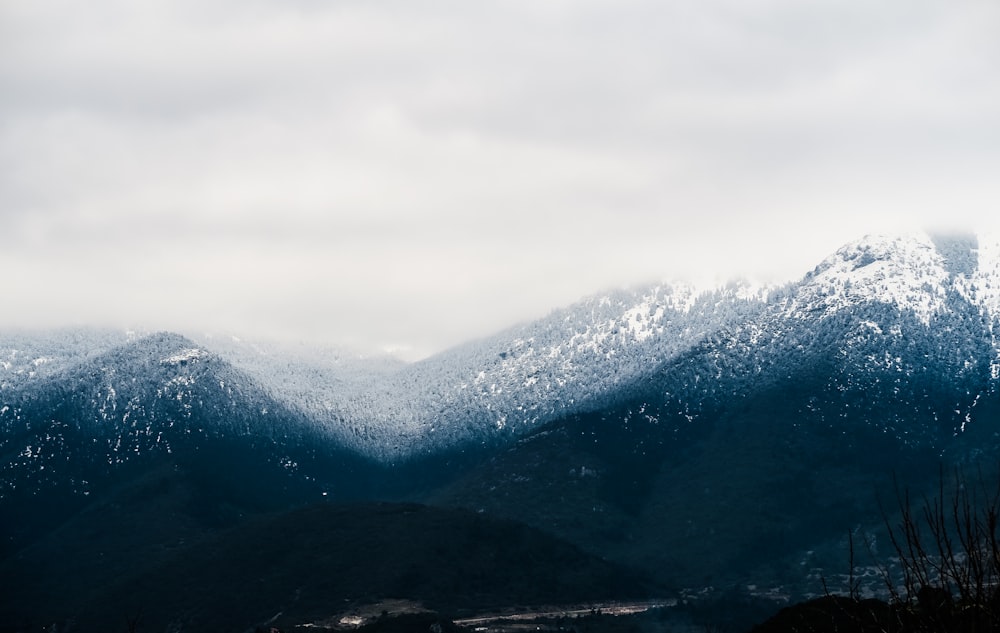 Schneekappenberg unter bewölktem Himmel bei Tag