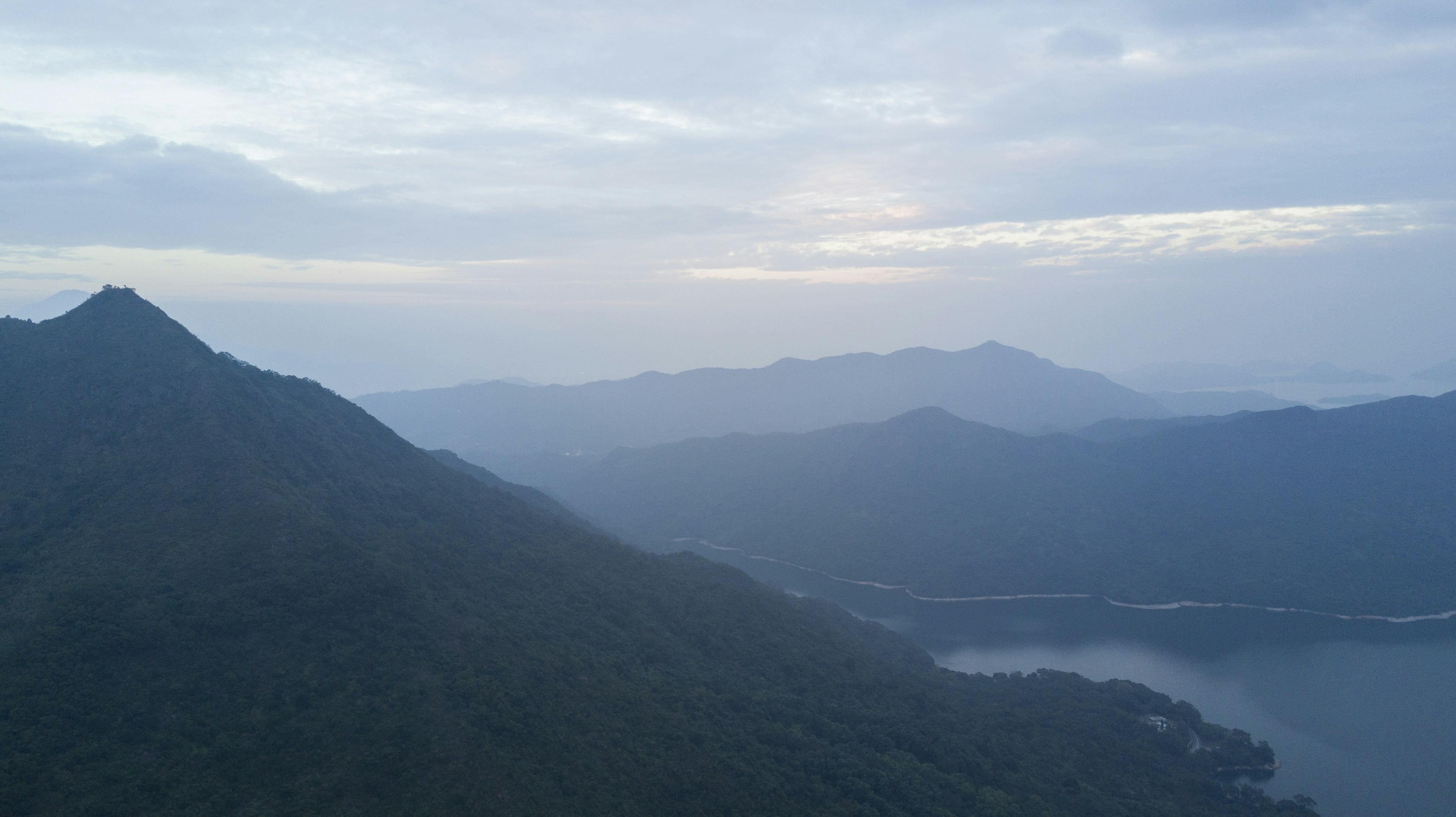 告别桌面拥挤症！电竞桌二段式电脑桌深度测评，分区收纳、升降随心，这才是电竞党刚需？
