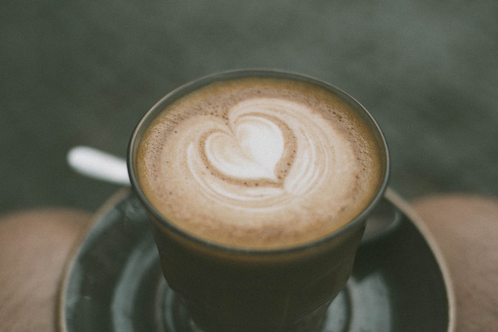 Nahaufnahme einer Kaffeetasse aus Keramik mit brauner Flüssigkeit im Inneren