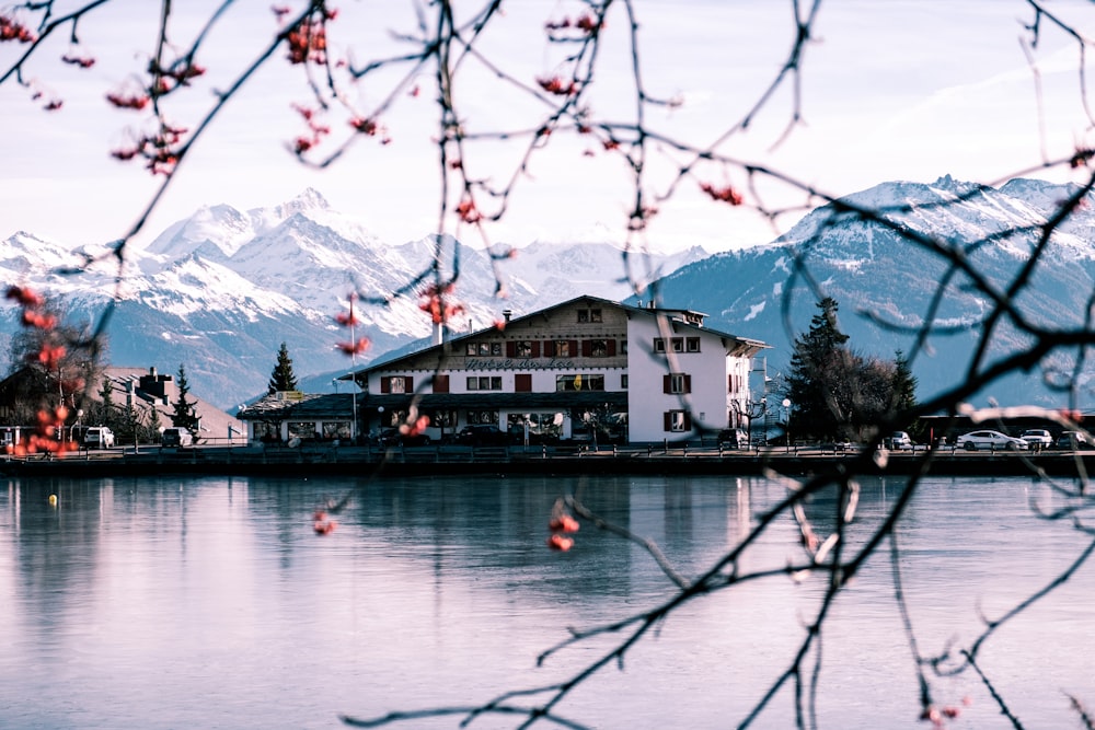 Fotografie eines Hauses, das tagsüber von einem See umgeben ist