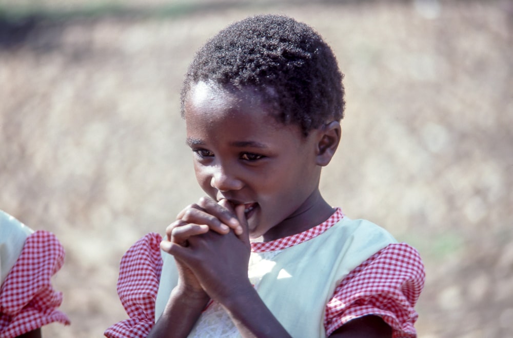 Selektive Fokusfotografie eines Mädchens auf weißem und rotem Kleid