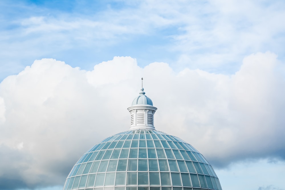 Torre de cúpula verde e branca sob o céu branco e azul durante o dia
