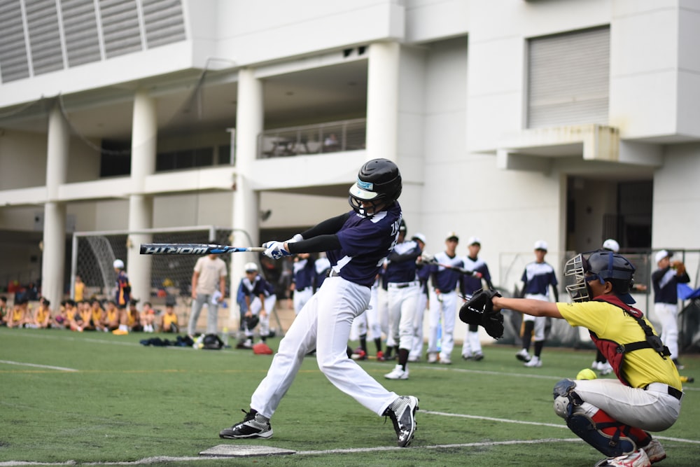 野球場で野球をする野球選手