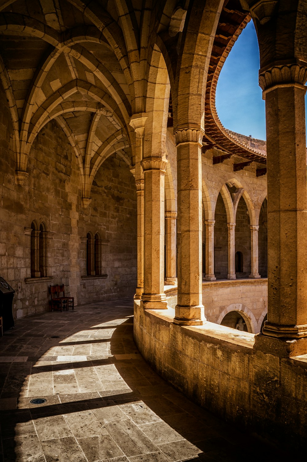 Pilares de hormigón marrón