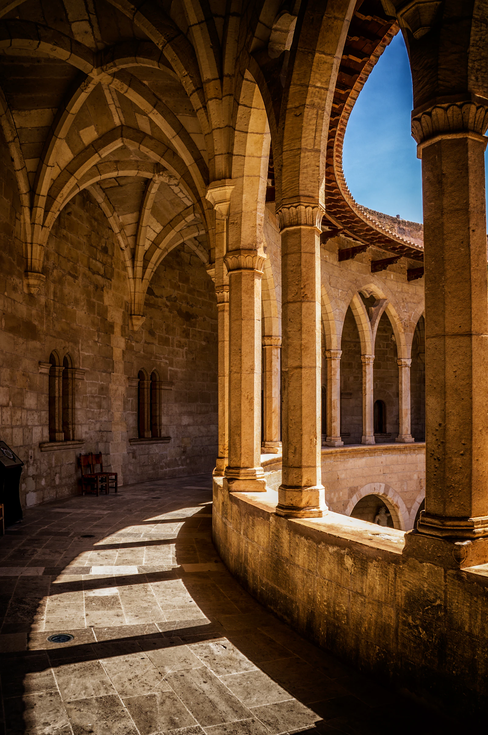 Claustro de piedra con columnas y arcos