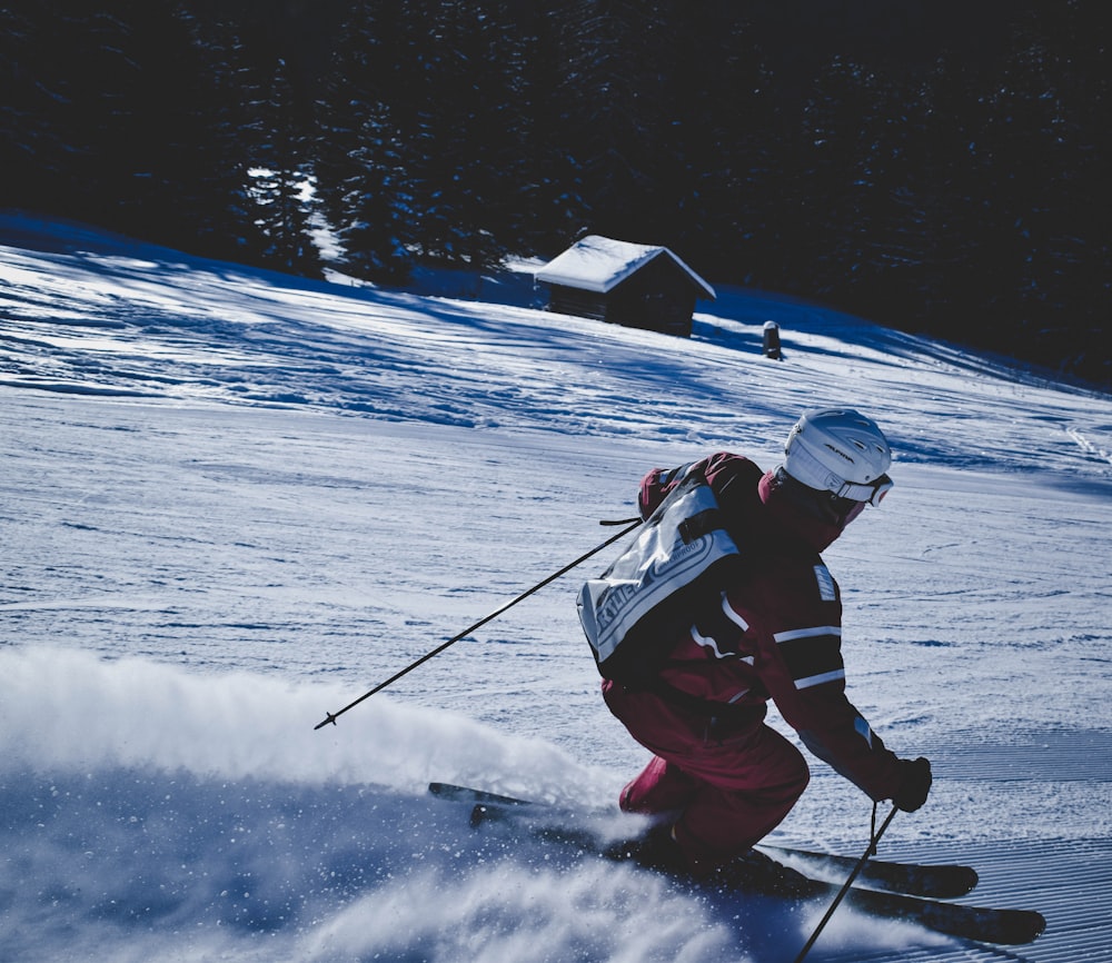 persona che scia sul campo di neve