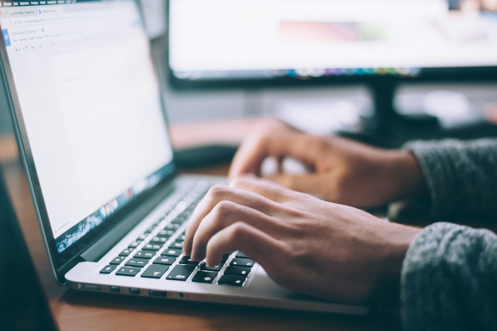 Scrivania di lavoro con laptop e luce naturale