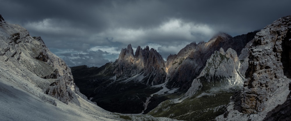 Montagne beige sous un ciel nuageux