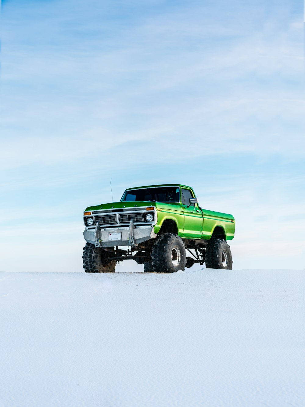 冬季の雪上のグリーンオフロード車