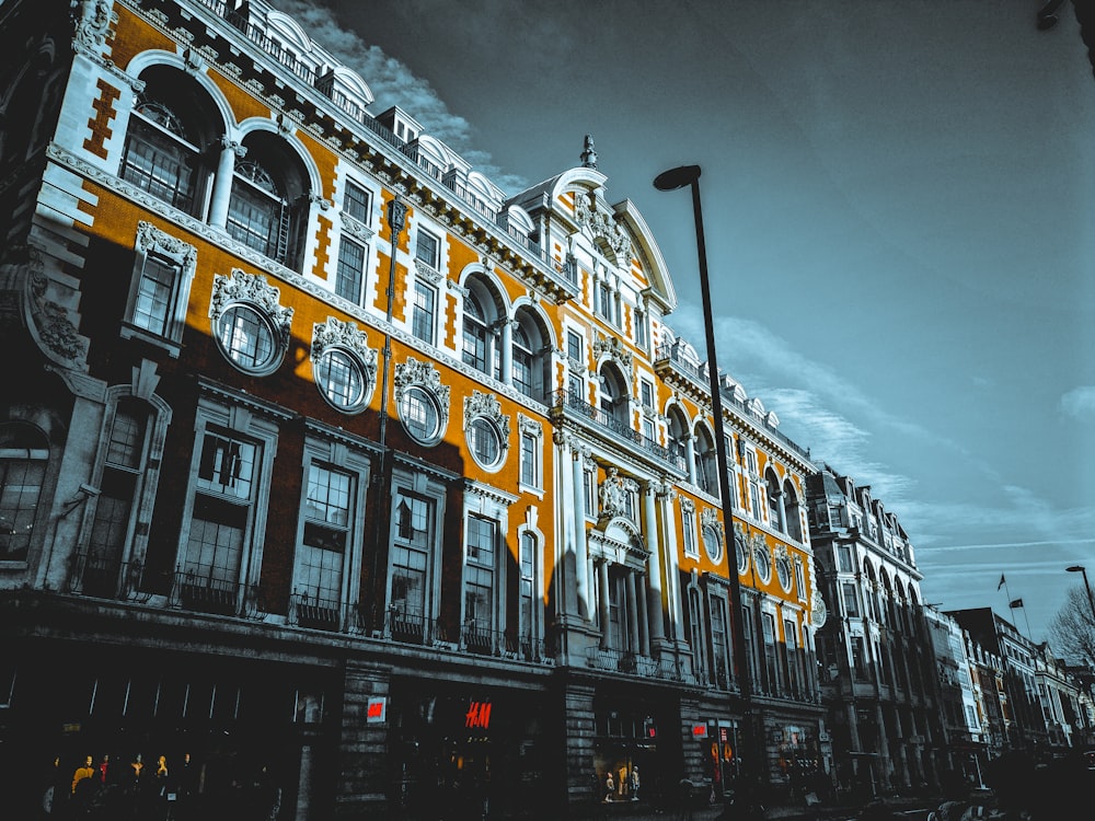 palazzo storico marrone e grigio sotto il cielo blu e bianco