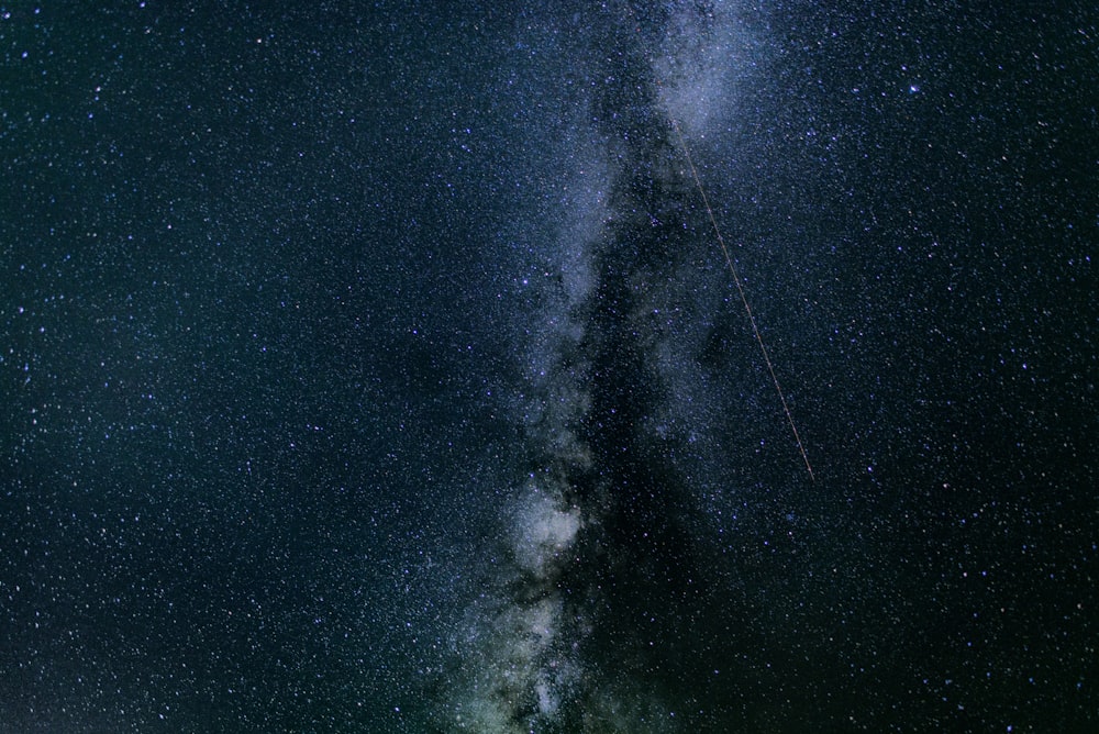 fotografia de céu azul e escuro