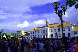Front view of Plaza Caguán's main entrance bustling with visitors.