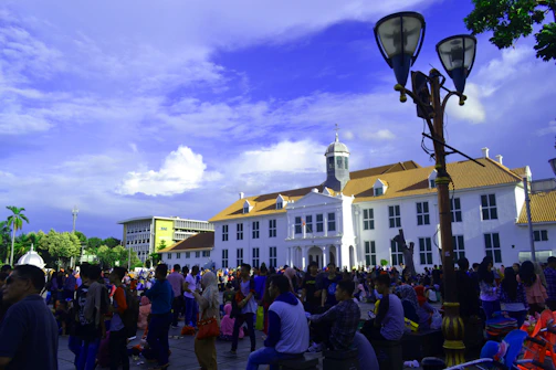 Front view of Plaza Caguán's main entrance bustling with visitors.