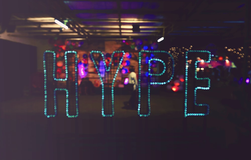 blaues LED-Hype-Zeichen