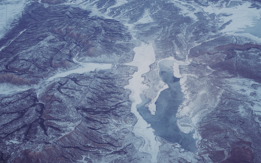 Photographie aérienne d’une montagne enneigée