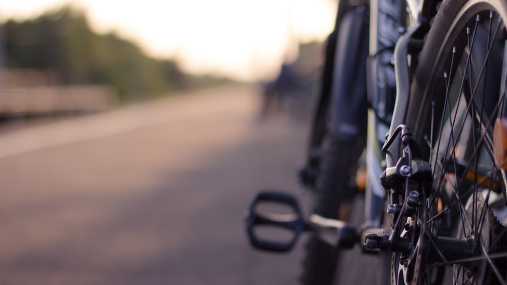 fotografia de foco seletivo da bicicleta