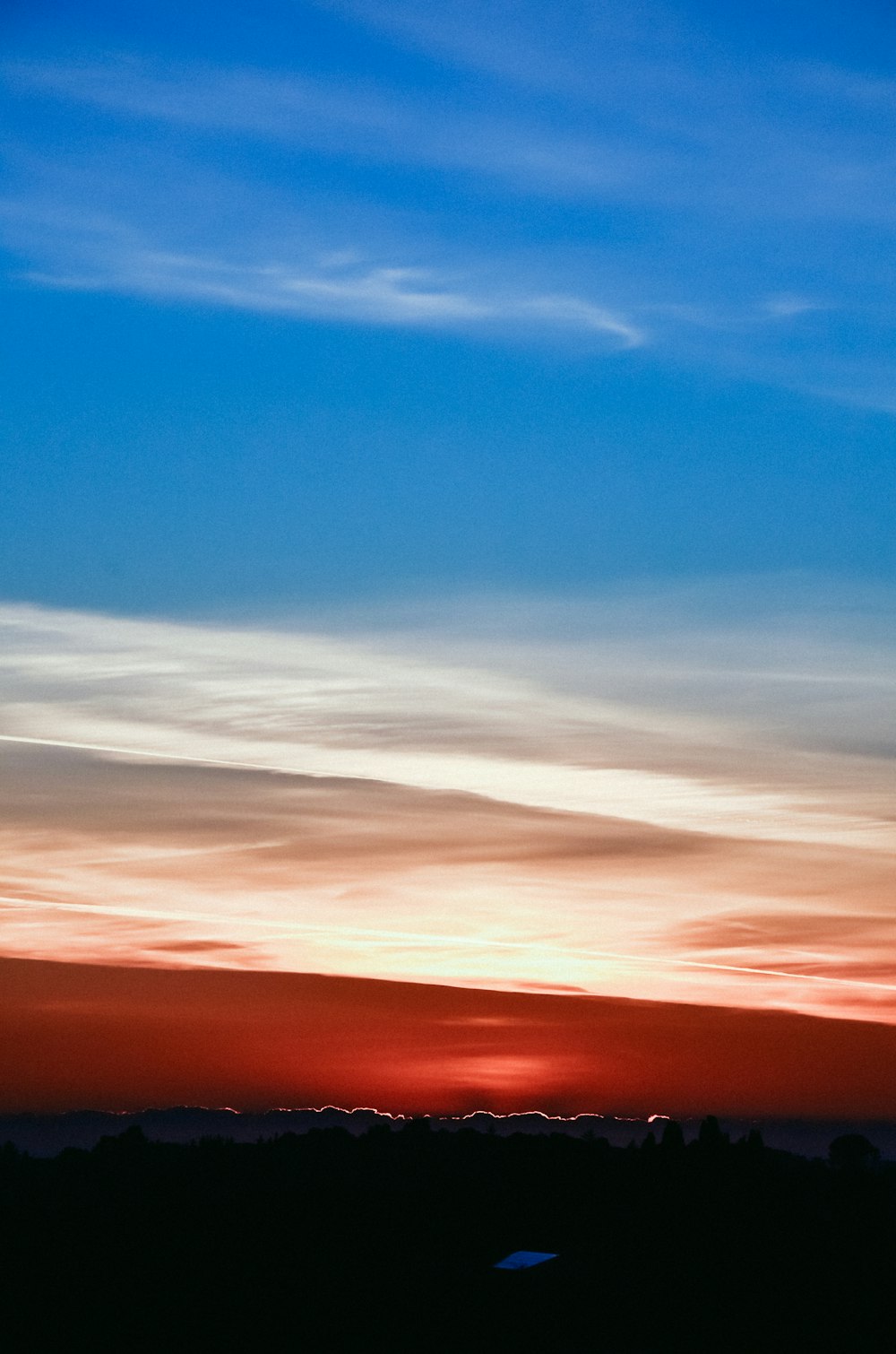 Un avión volando en el cielo al atardecer