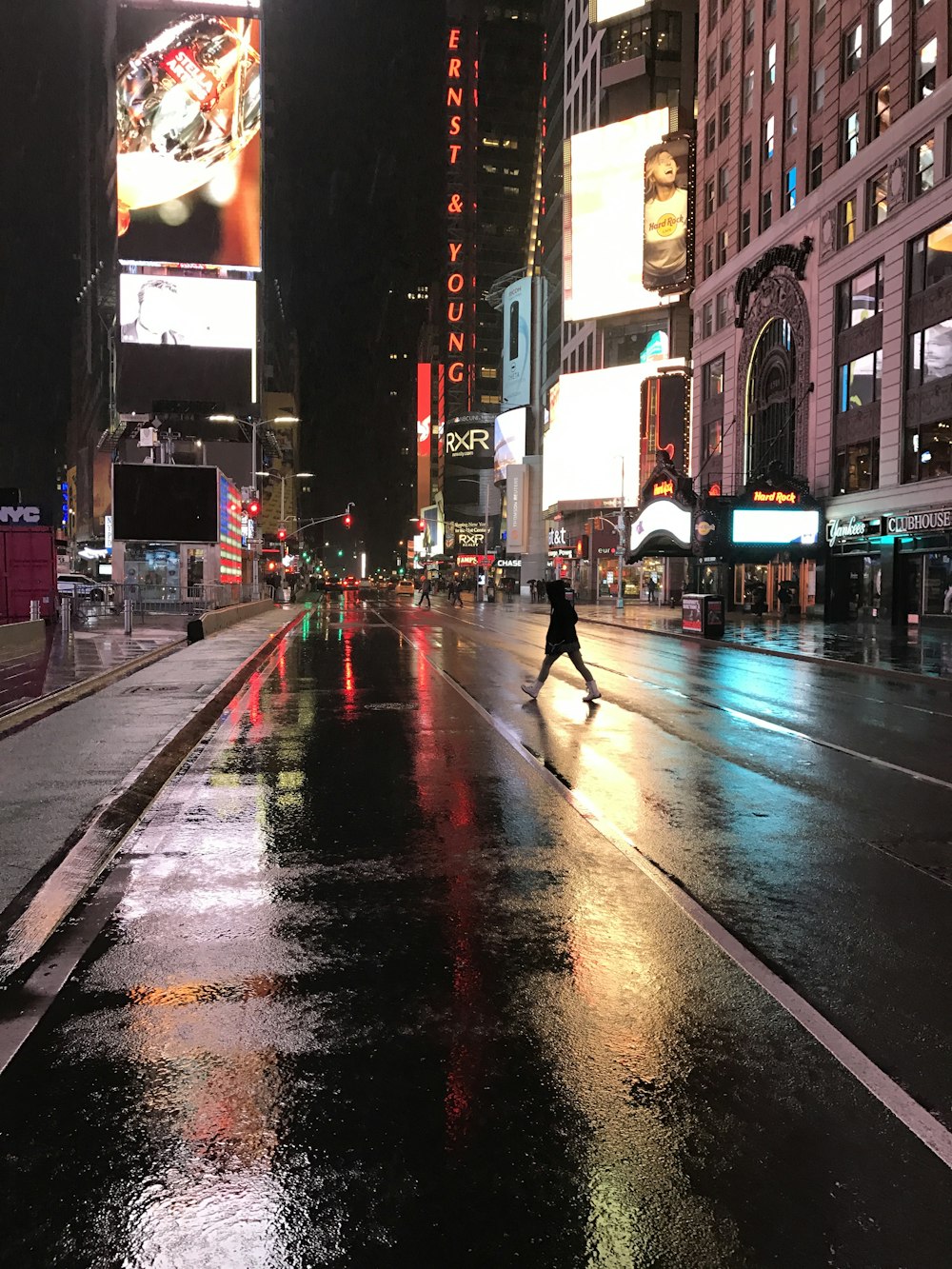 夜間の高層ビル付近の黒いコンクリート道路