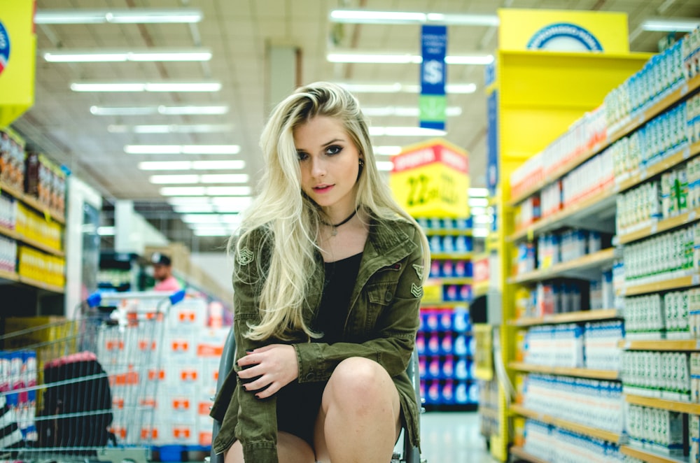 femme assise à côté de l’épicerie