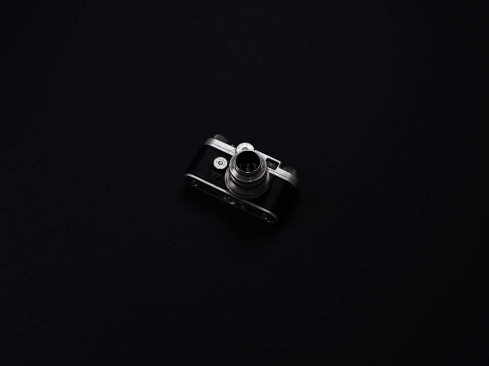 Fotocamera DSLR con sfondo nero