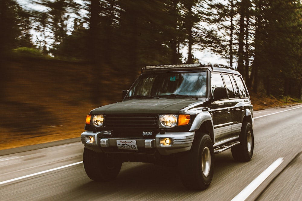 fotografia timelapse di SUV verde su strada