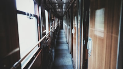 couloir train de nuit