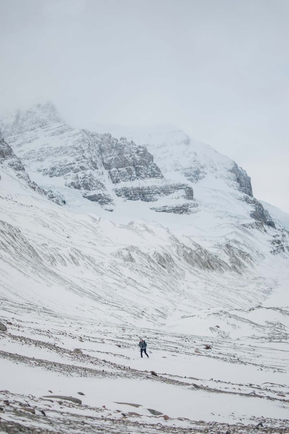 Persona che fa trekking sulla montagna ghiacciata