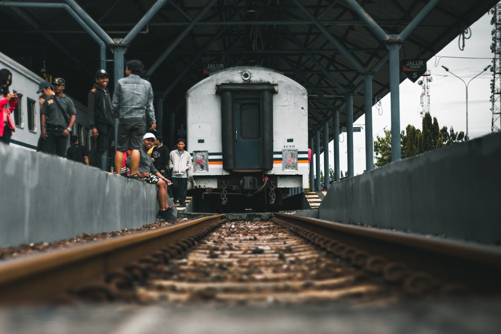 Selektive Fokusfotografie weißer und schwarzer Zug