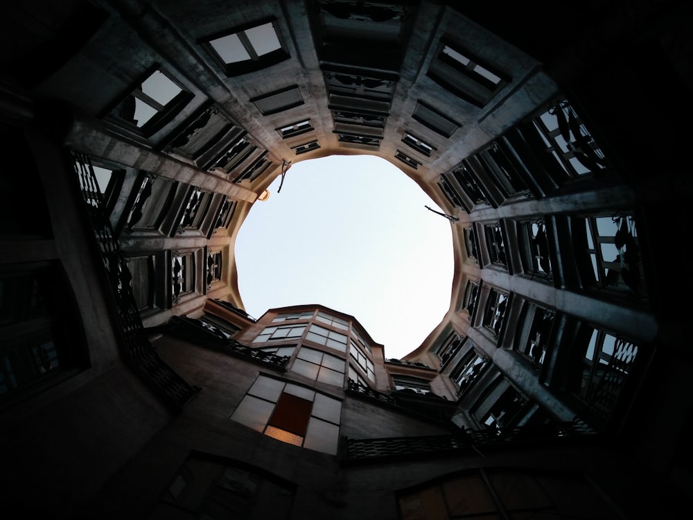 Photographie en contre-plongée d’un immeuble de grande hauteur