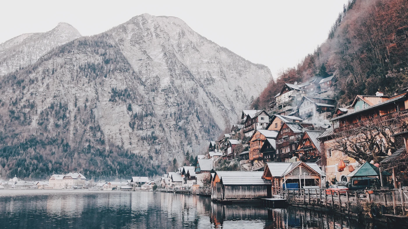 Pueblo de Hallstatt nevado junto al lago, Austria — invierno en Europa