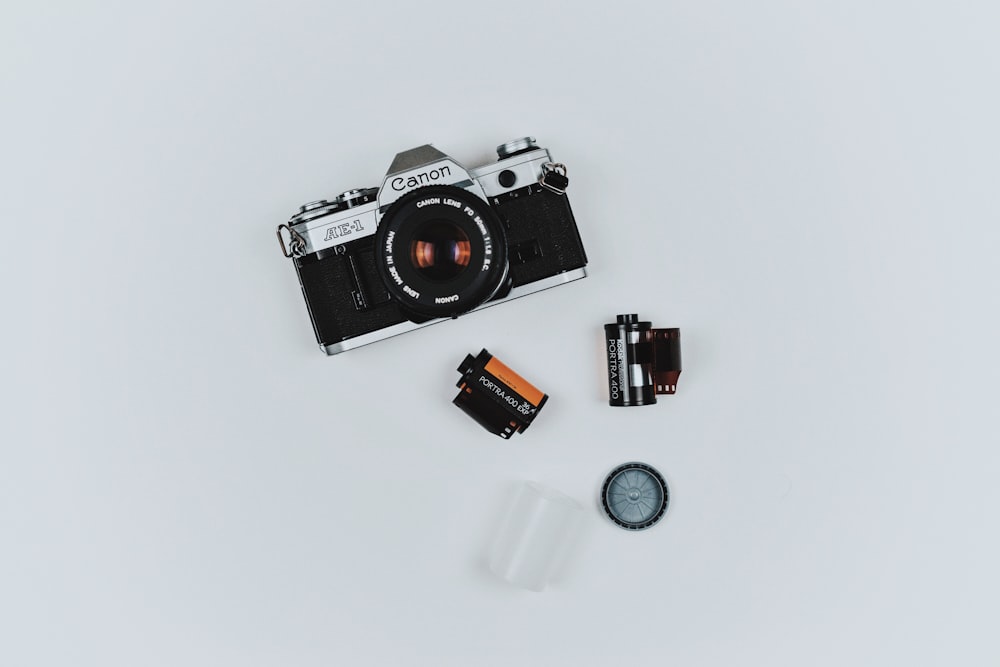 schwarze Canon Filmkamera mit zwei Filmen in Flatlay-Fotografie