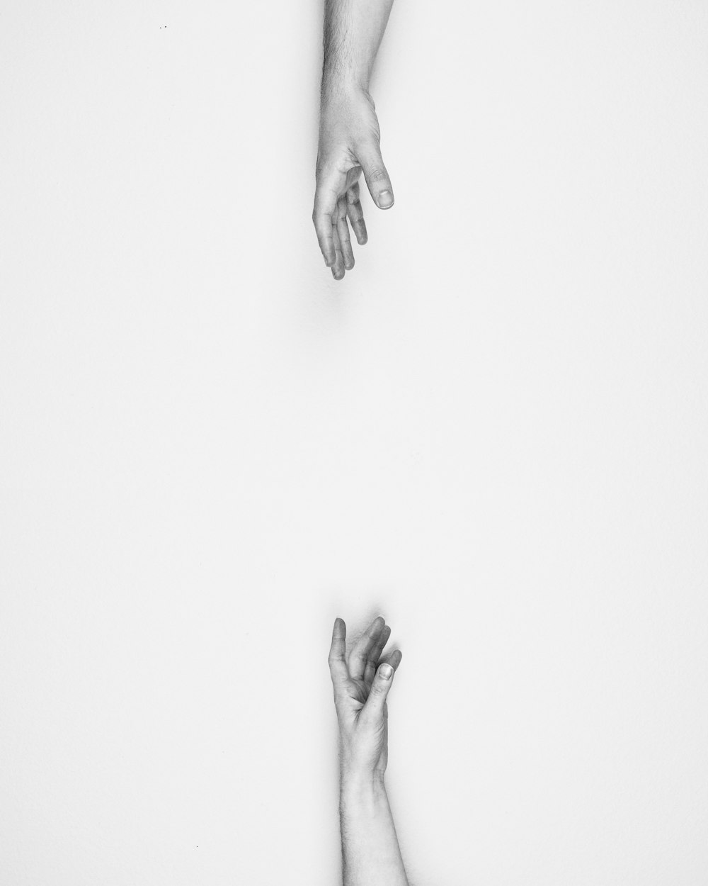 Dos manos que se alcanzan la una a la otra.