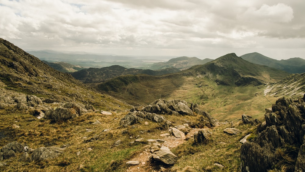 Fotografía de montaña gris y verde