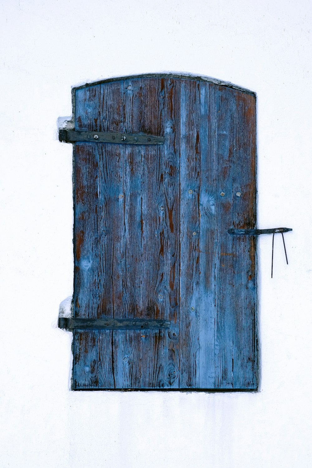 ventana de madera azul