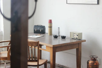 A mysterious folder labeled 'Dé-classifié' on a rustic wooden table.