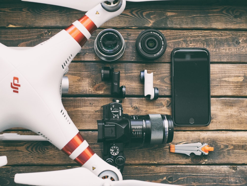 drone quadricoptère DJI blanc et rouge