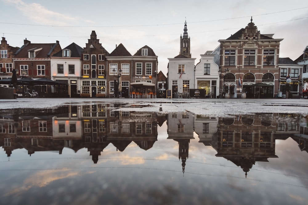 Photographie de paysage de bâtiments en béton près d’un plan d’eau