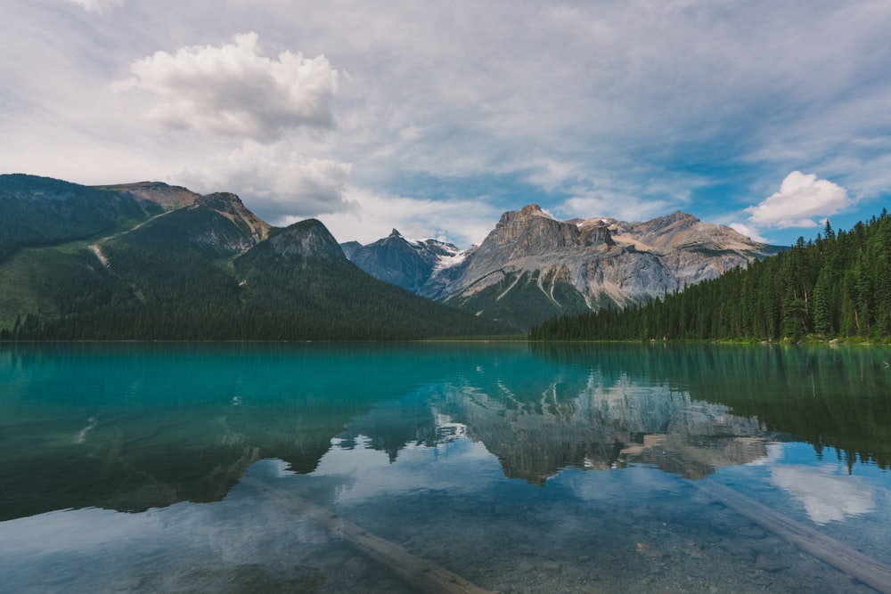 Plan d’eau à travers les montagnes