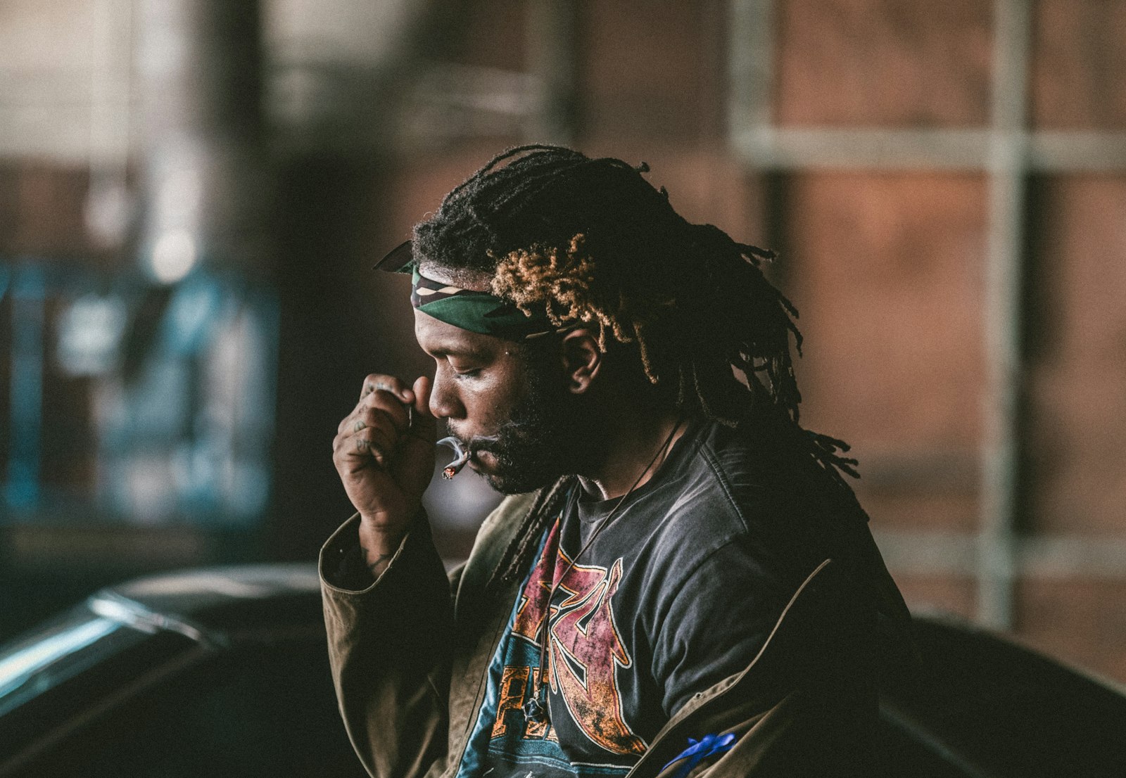 Canon EOS-1D X Mark II + Canon EF 70-200mm F2.8L IS II USM sample photo. Man sitting smoking cigarette photography