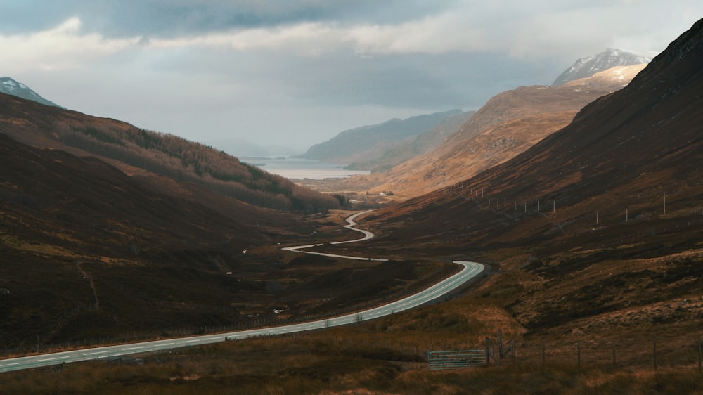 Carretera de hormigón rodeada de montañas