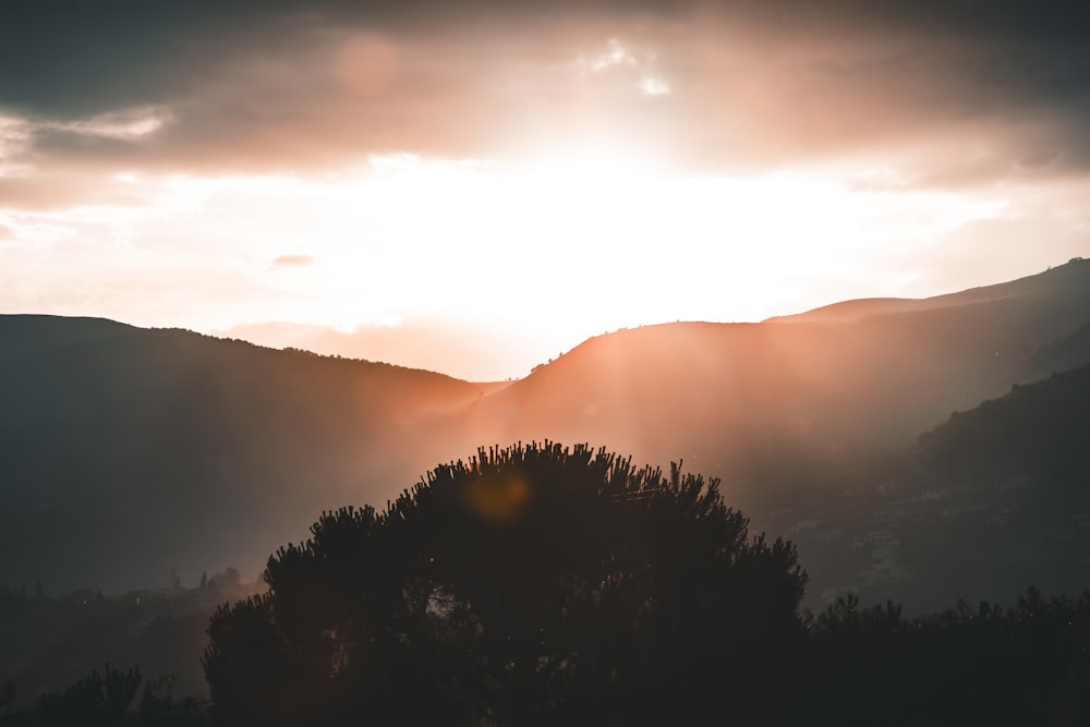 Montanhas durante o nascer do sol