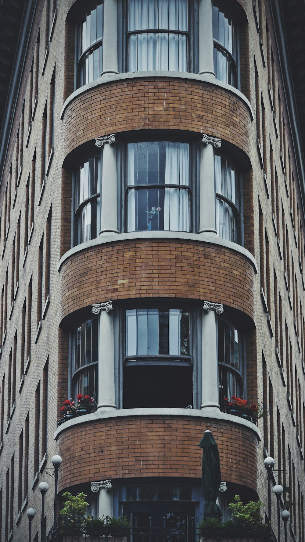 edificio in cemento marrone e bianco