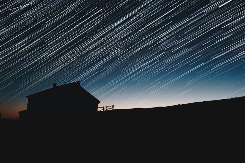 Photographie en accéléré de la silhouette de la maison la nuit