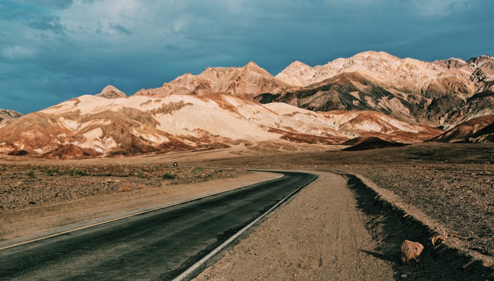 Strada con le montagne