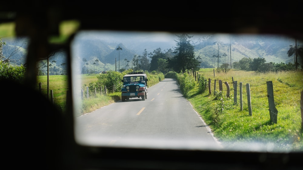 Refléter la vue sur le SUV bleu près de l’herbe