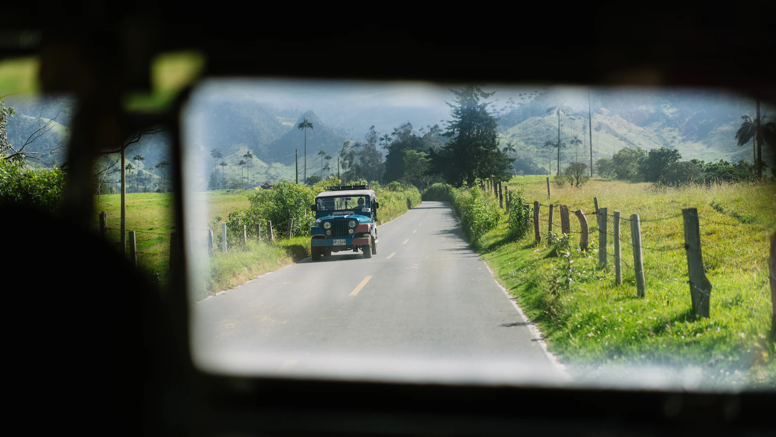 Jeep Willys sur une route de campagne du Quindío