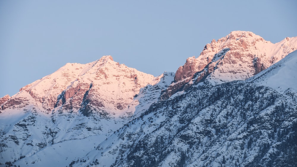 Fotografía de paisaje de montaña nevada